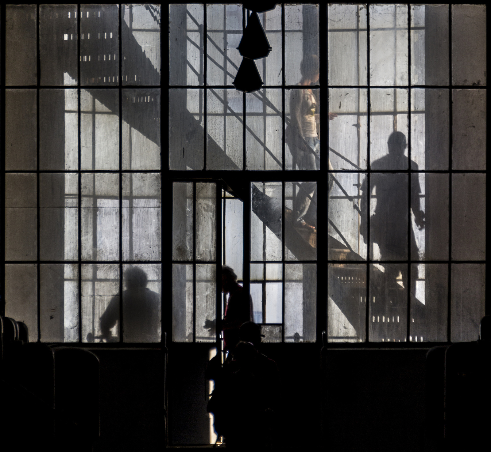 Árnyak a lépcsőházban, 2013, Konta Gábor, a fény és árnyék kettő