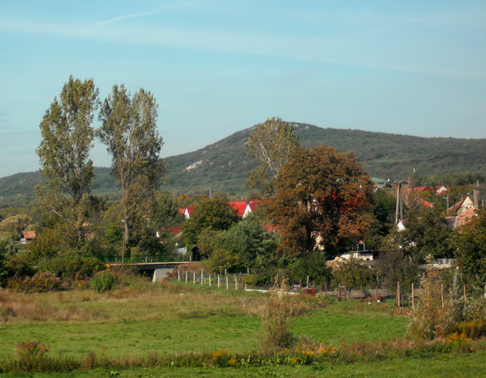 Falu a hegy lábánál