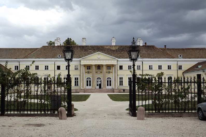 A csákvári Esterházy-kastély főbejárata