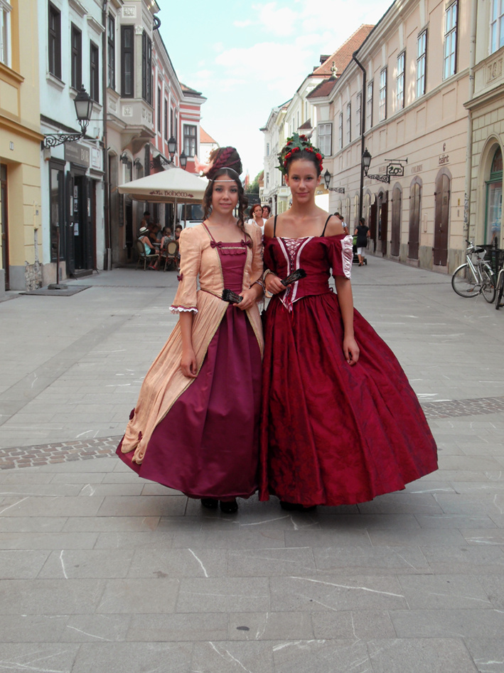Lányok barokk ruhában