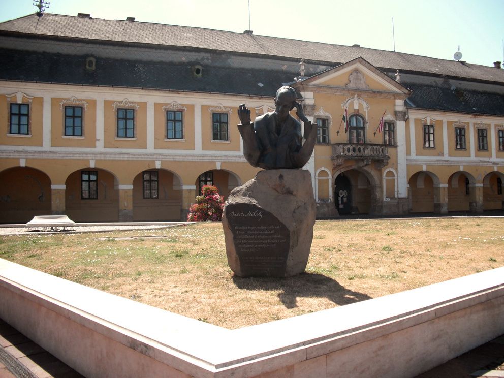 Babits szobra a városháza előtt