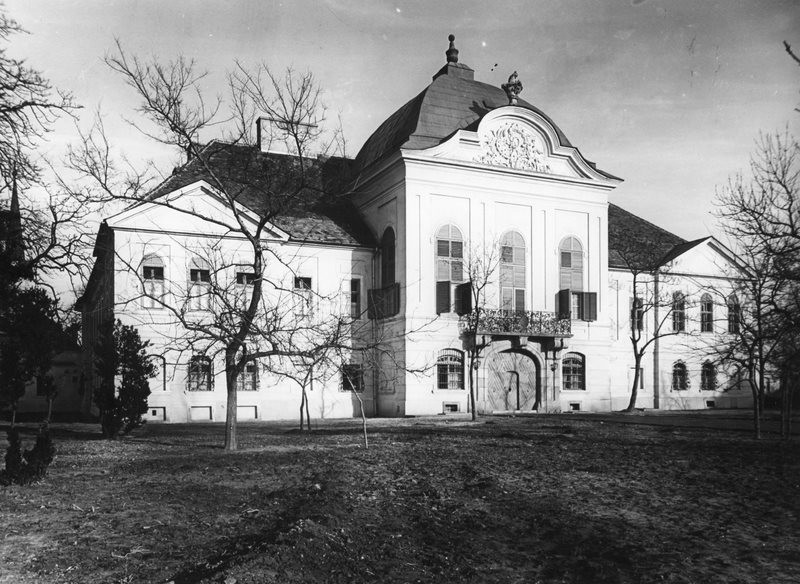 A kastély délnyugatról a felújítási munkák után 1955.