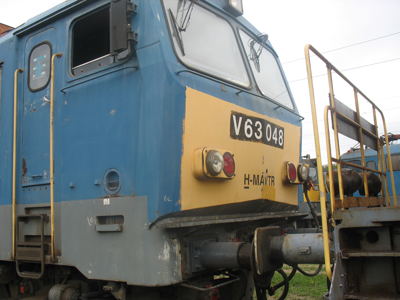 v63 048 áll