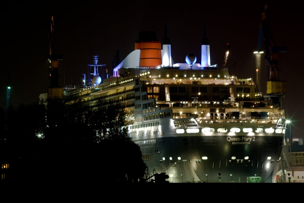 Hamburg VI Queen Mary II by Hellweg