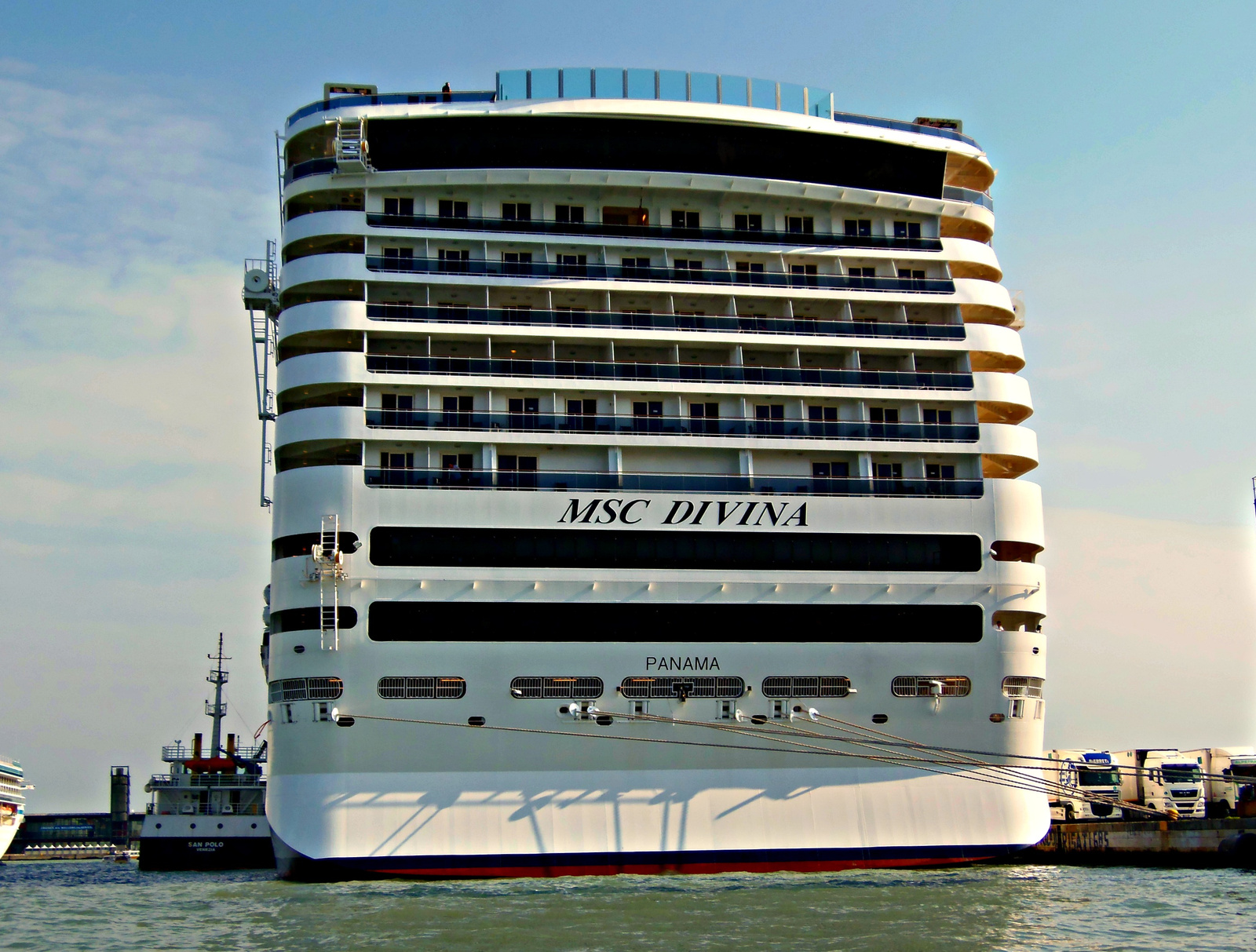 MSC Divina a luxushajó