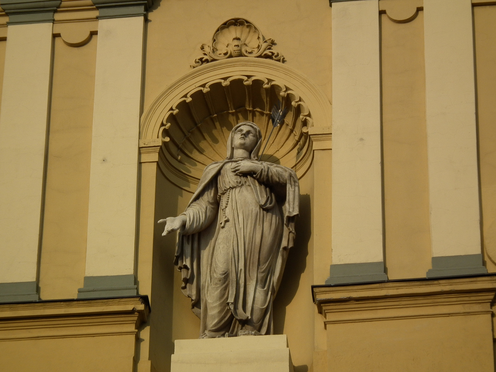 Szent Teréz szobra - Terézvárosi Plébániatemplom