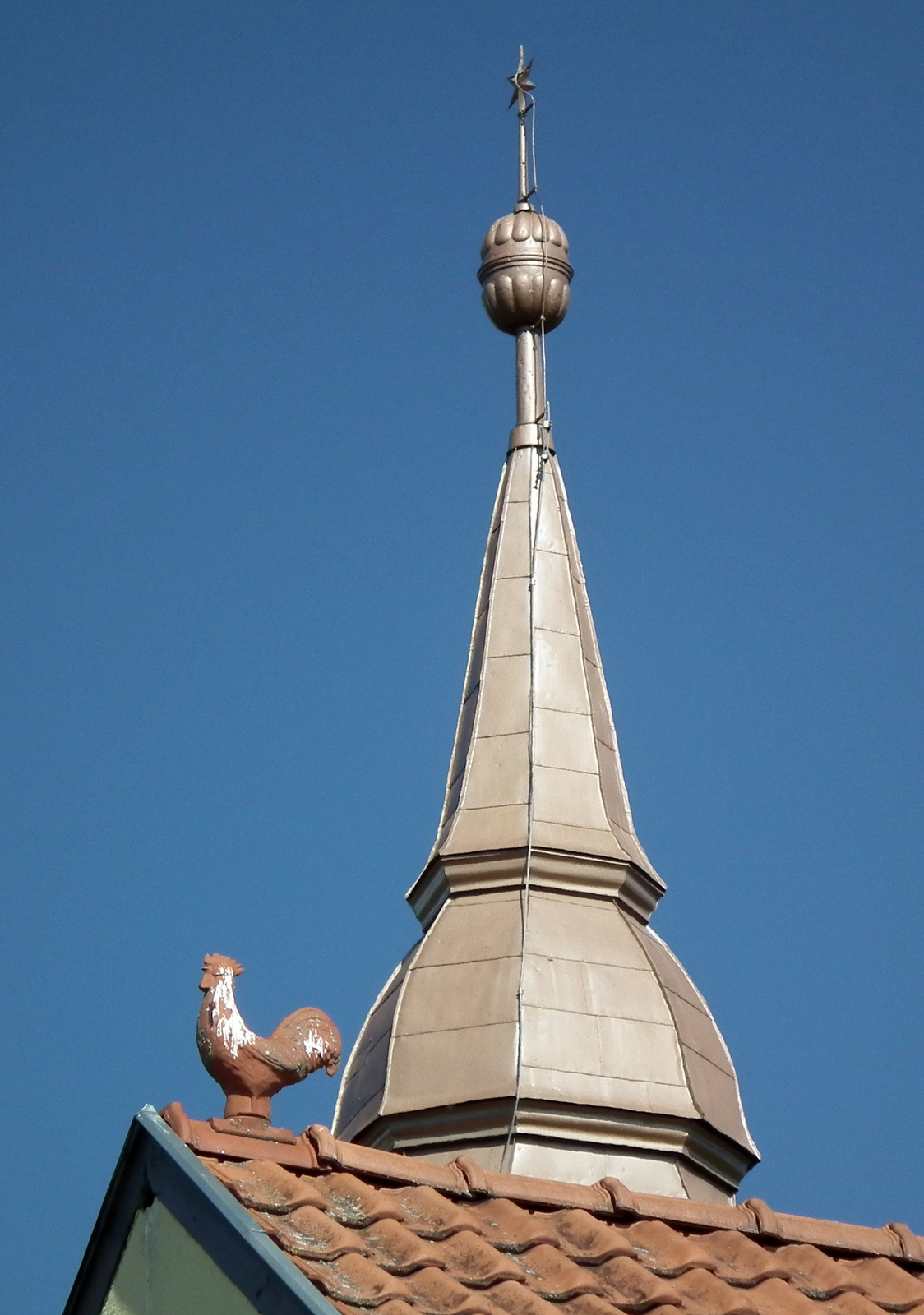 Templomtorony és cserépkakas