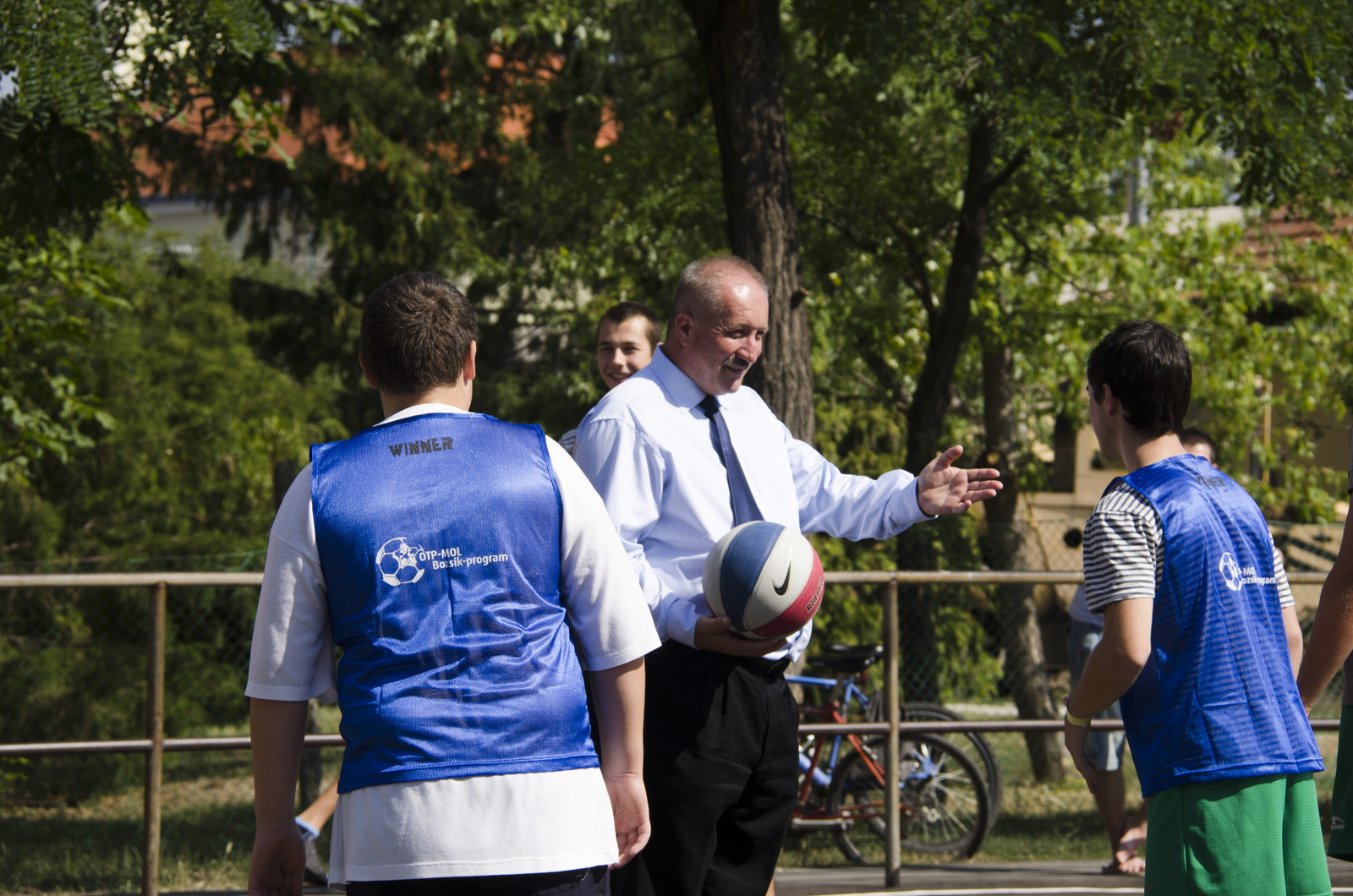 Polgármester Úr megnyitja a mérkőzést