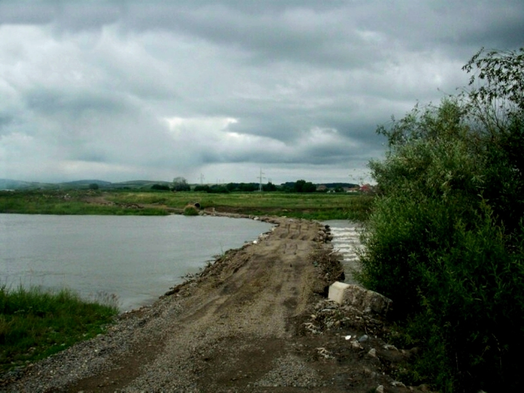Betongyűrű és földtöltéses híd a Maroson Csittszentiván és Maros