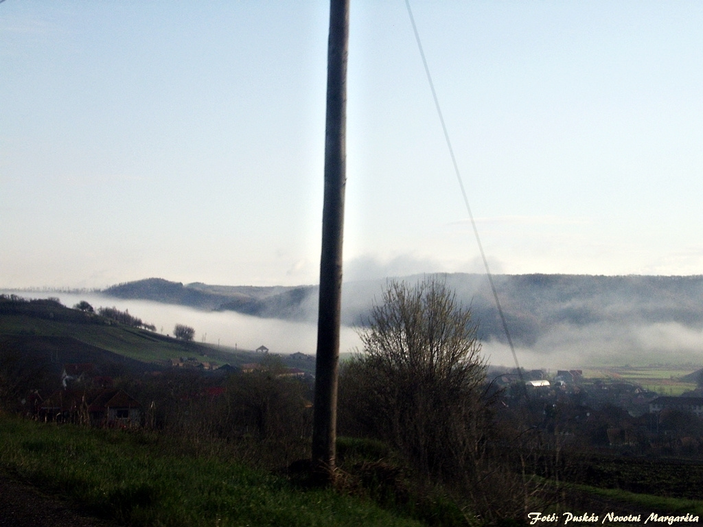 ködbe borulva (2013 04 11) (fotózva a szélvédőn keresztül) (02)