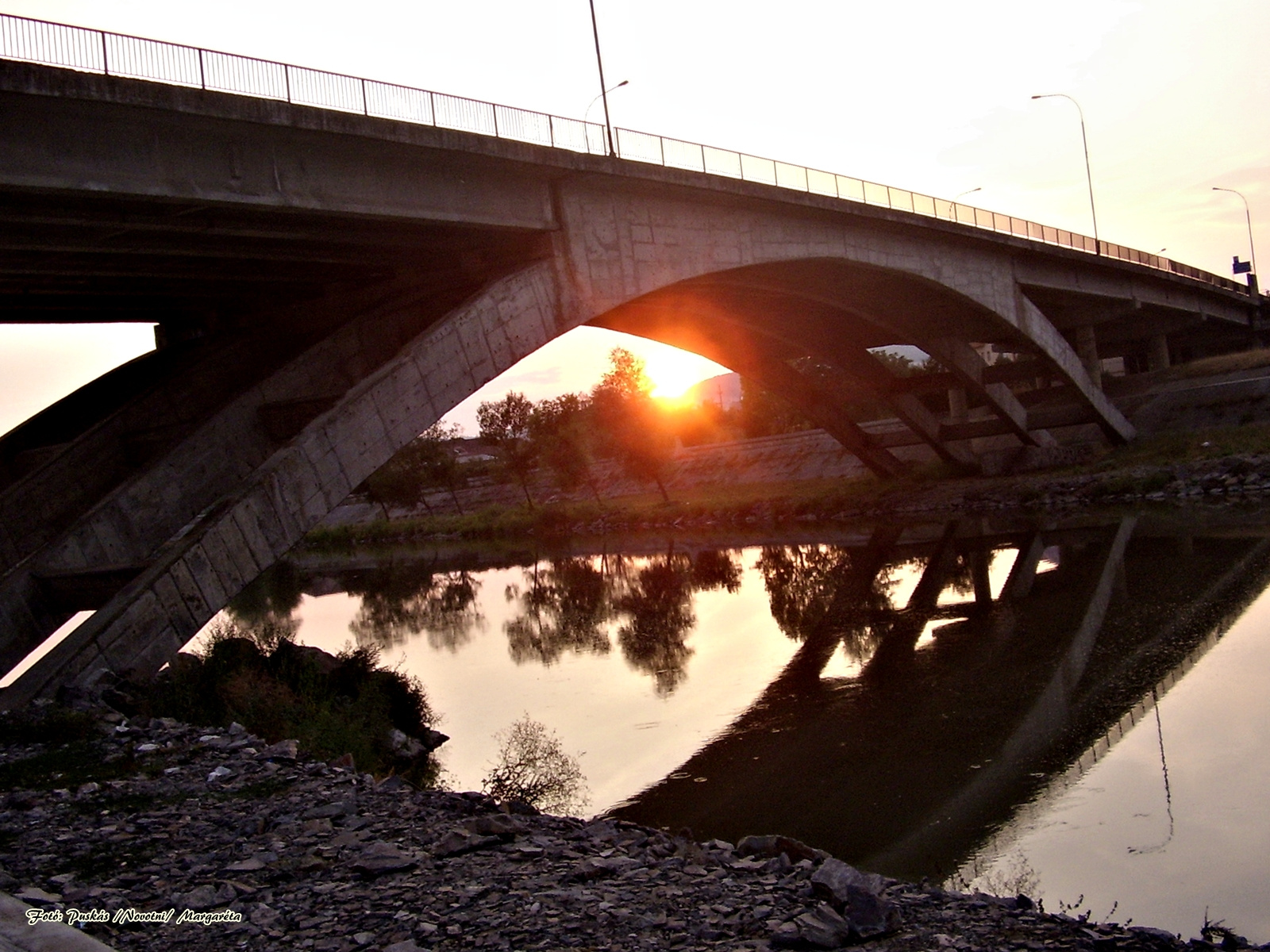 Naplemente, a híd körül bujkálva