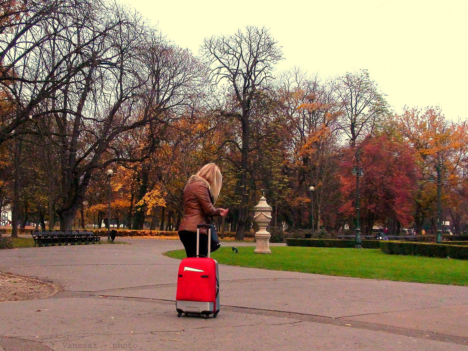 Lány piros bőrönddel