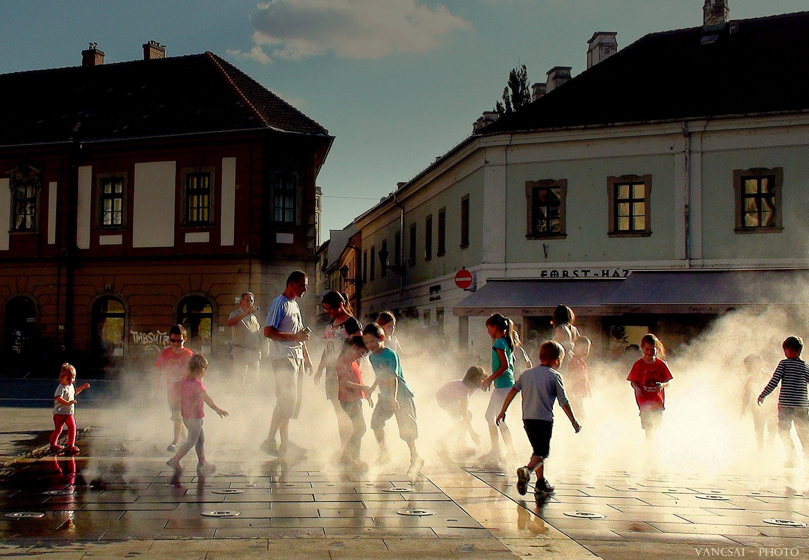 Boldog futkározás. Magyarország, Eger - szökőkút