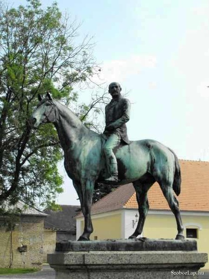 baro Wenckheim B lovasszobra, Kisbér-Fadrusz