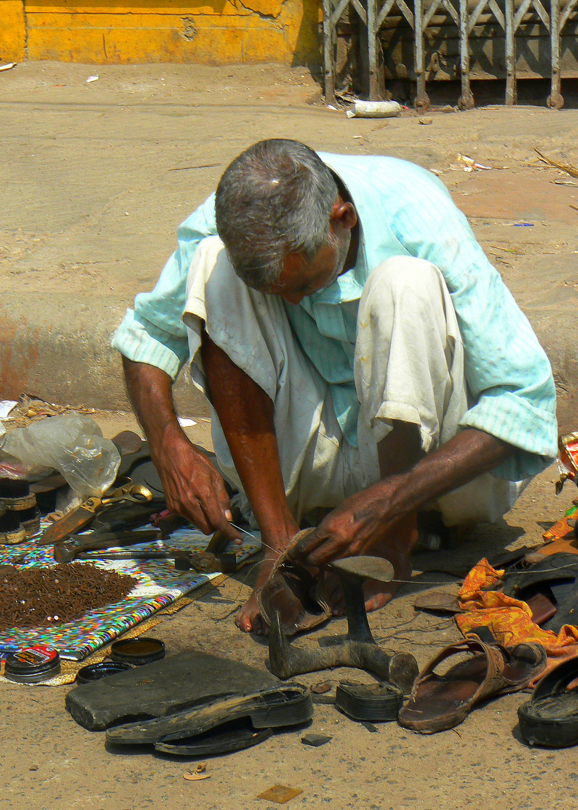 Utcai suszter Indiában