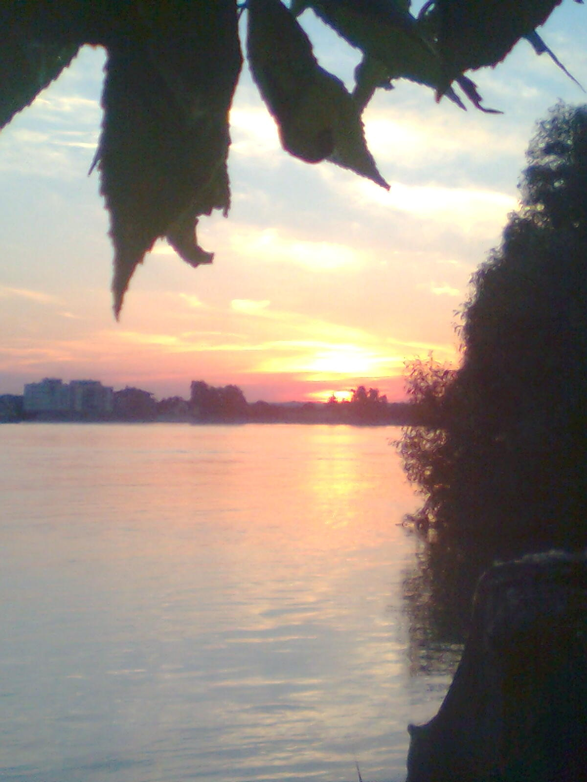 magasvíz a Dunán, naplementekor