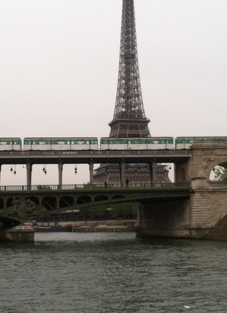 Esti hajózás, Eiffel torony és környéke