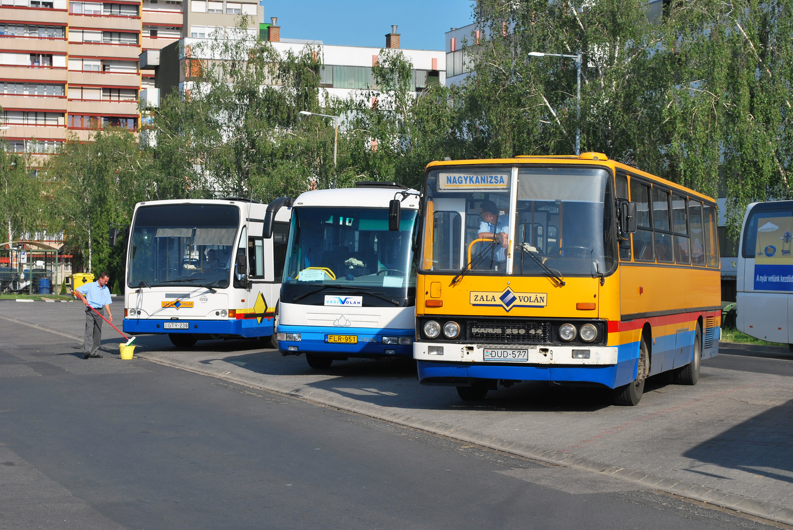 Csoportkép Zalaegerszeg autóbuszállomáson.