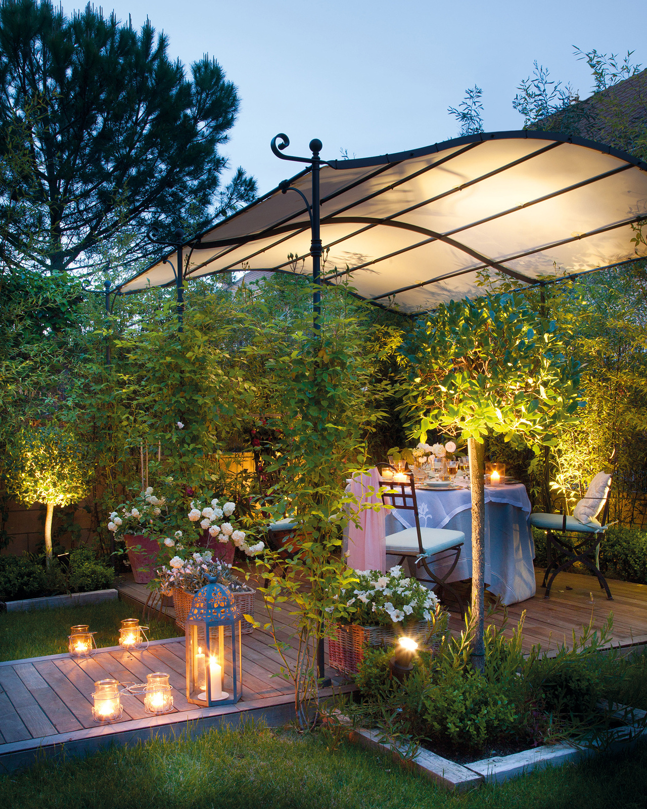 pergola-de-hierro-con-cubierta-de-policarbonato-iluminada-por-la