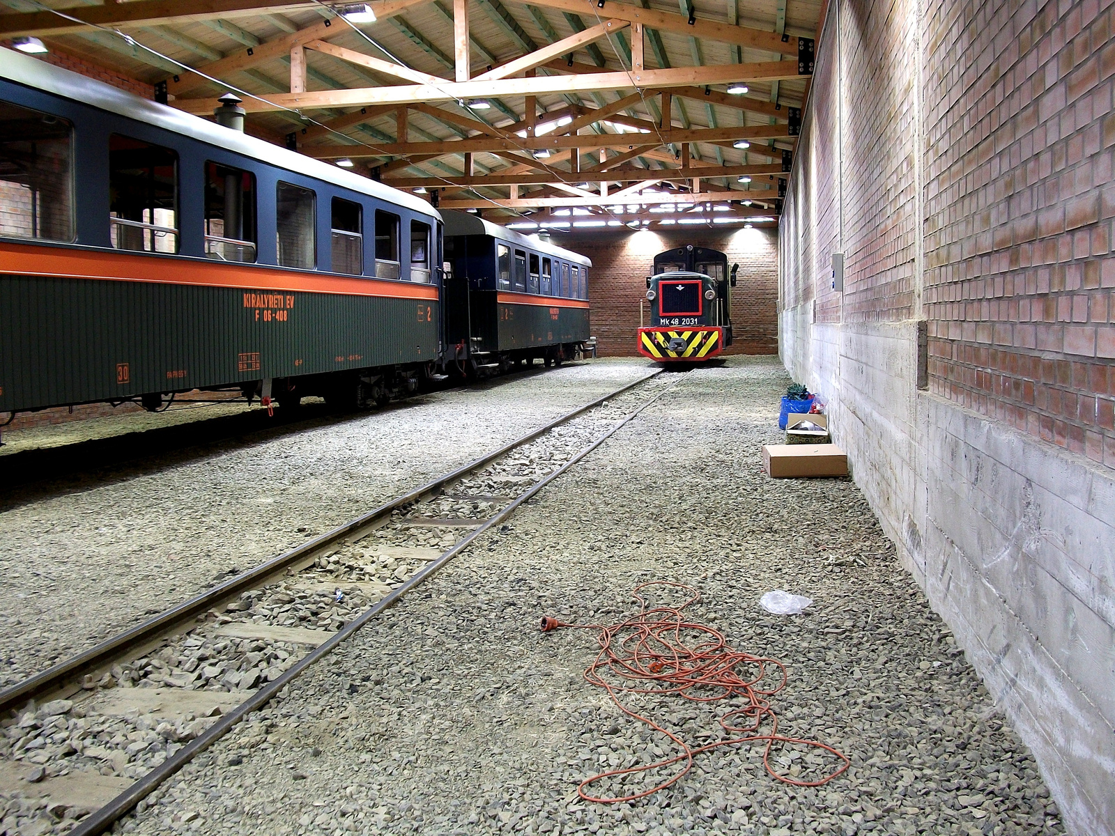 Kismarosi tárolócsarnok az Mk48 2031-es mozdonnyal (2012 március