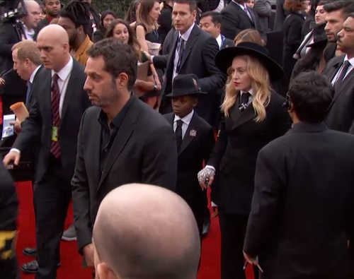 madonna grammys red carpet (2).png