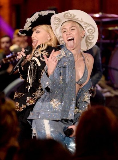 20140130-video-pictures-madonna-miley-cyrus-unplugged-duet-09