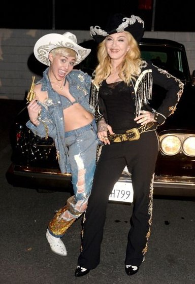 20140130-video-pictures-madonna-miley-cyrus-unplugged-duet-10