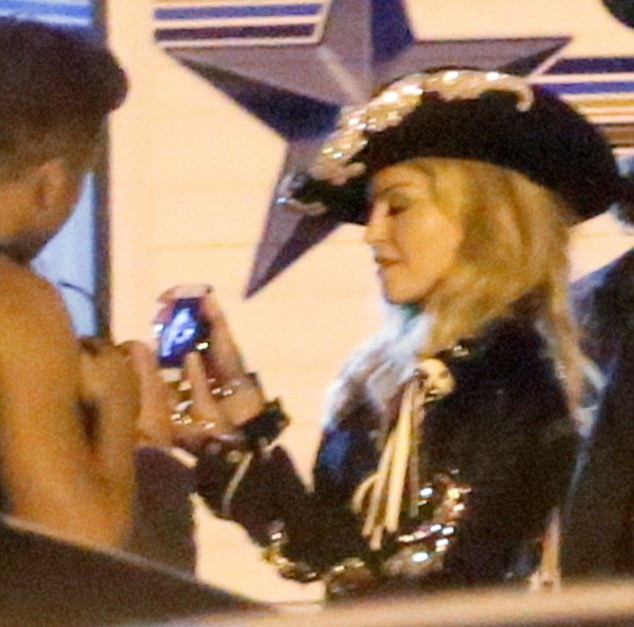 20140129-news-madonna-miley-cyrus-pretty-cool-03