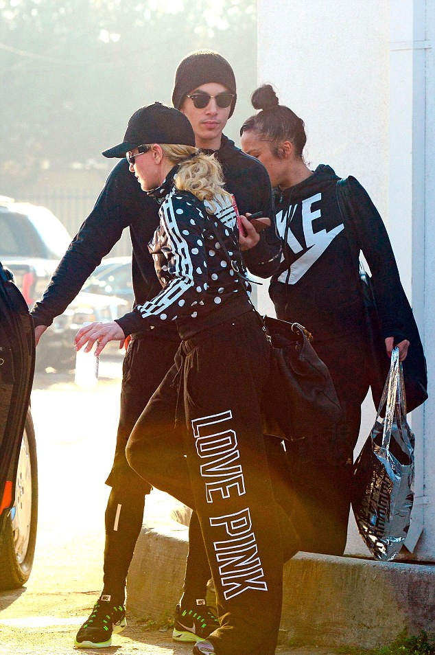 madonna-after-workout-timor-steffens-los-angeles-140129 (3)