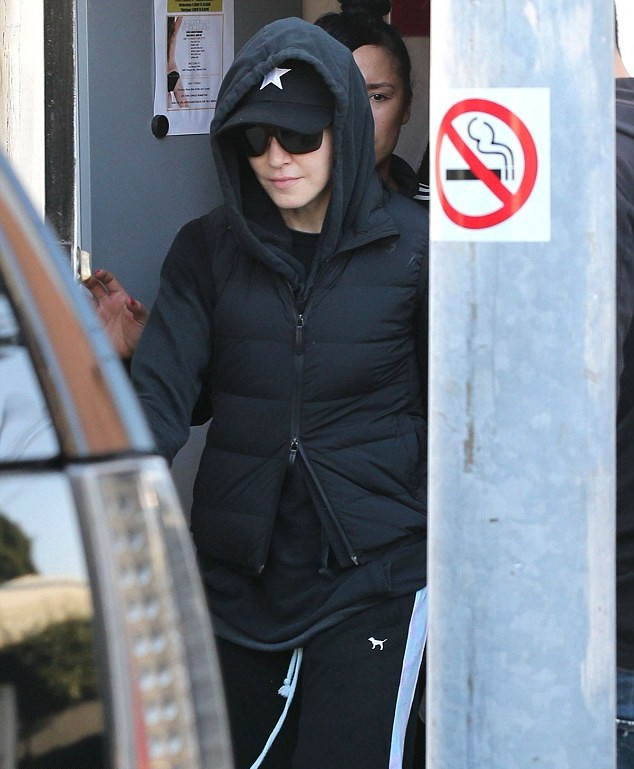 20140305-pictures-madonna-out-and-about-los-angeles-03