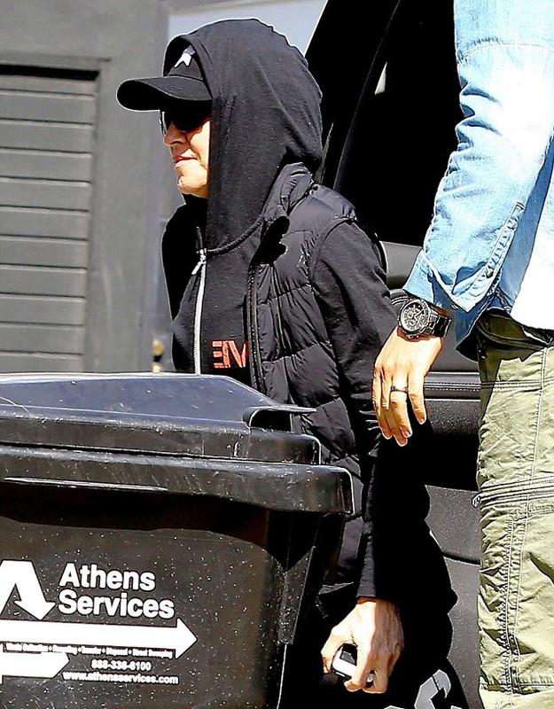 20140306-pictures-madonna-out-and-about-los-angeles-03