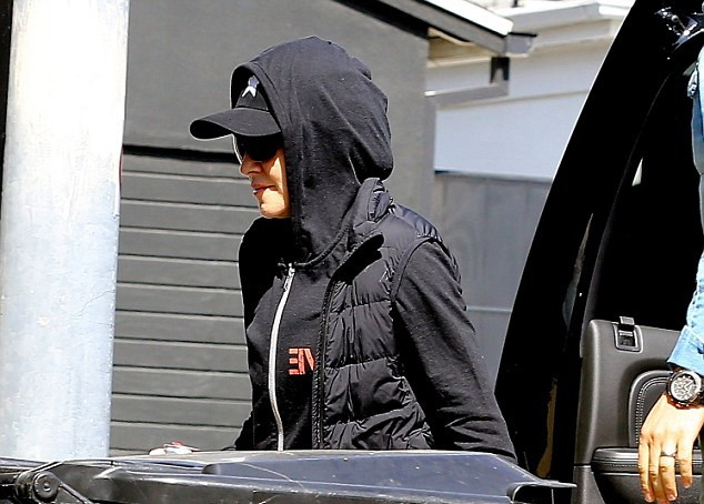 20140306-pictures-madonna-out-and-about-los-angeles-04