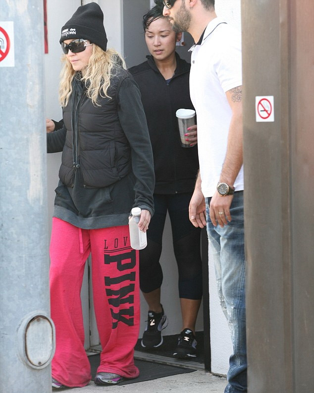 20140307-pictures-madonna-out-and-about-los-angeles-05