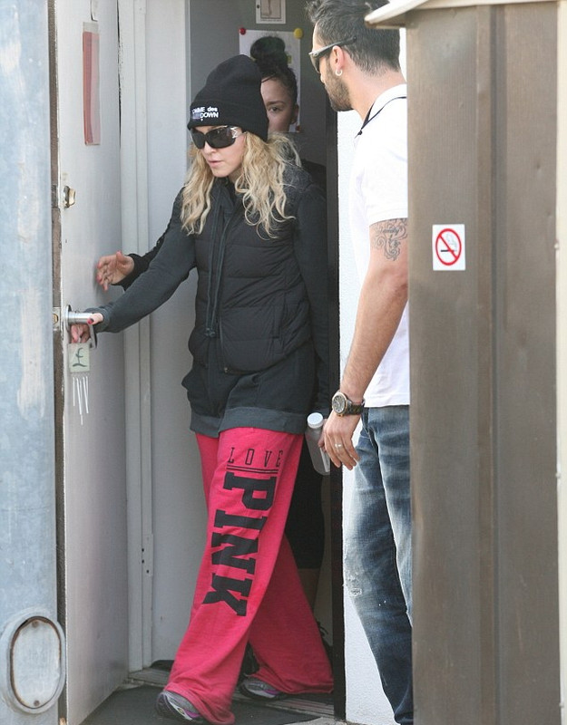 20140307-pictures-madonna-out-and-about-los-angeles-06