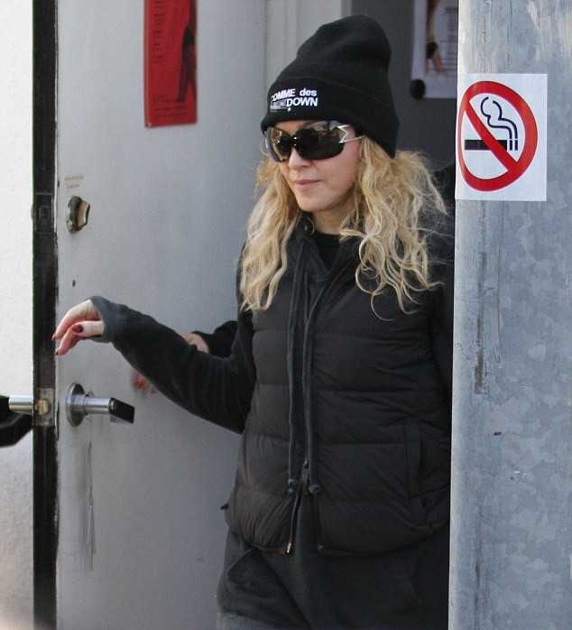 20140307-pictures-madonna-out-and-about-los-angeles-09