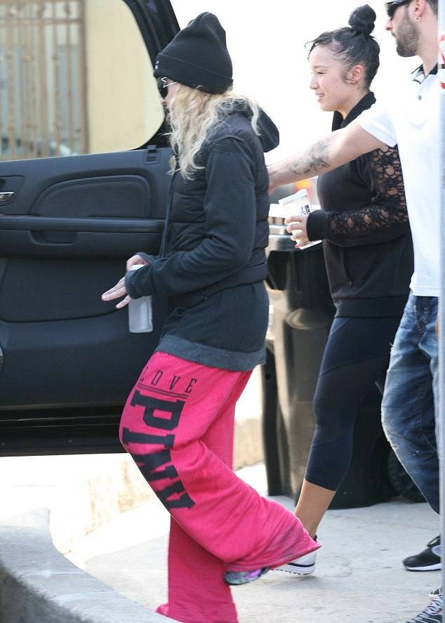 20140307-pictures-madonna-out-and-about-los-angeles-10