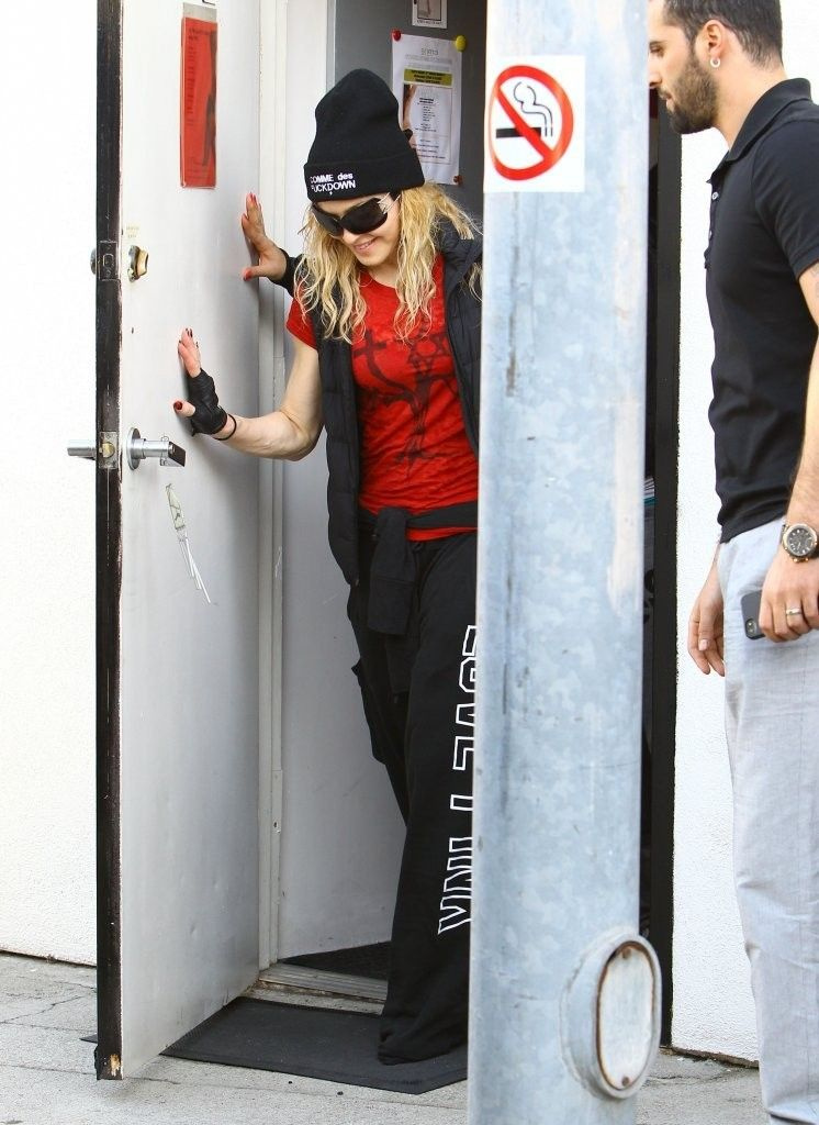 20140308-pictures-madonna-out-and-about-los-angeles-14