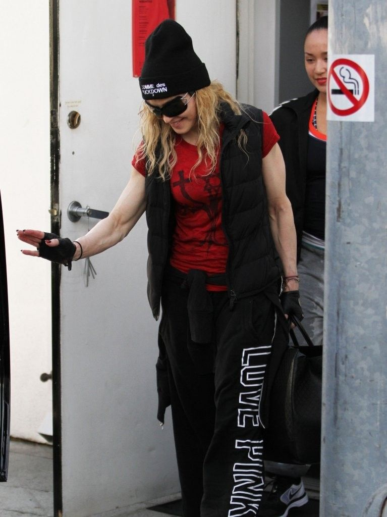 20140308-pictures-madonna-out-and-about-los-angeles-17