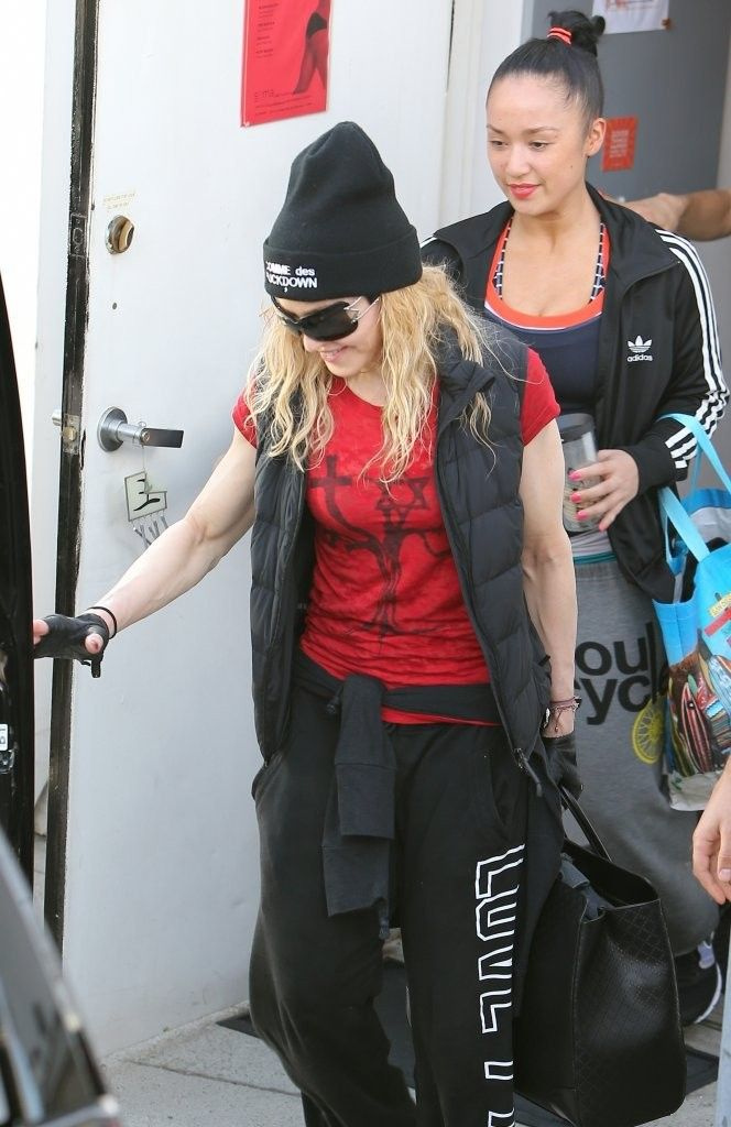 20140308-pictures-madonna-out-and-about-los-angeles-19