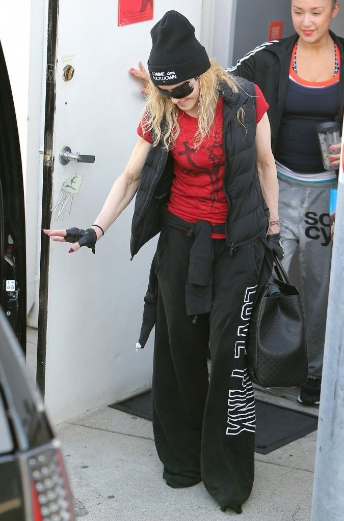 20140308-pictures-madonna-out-and-about-los-angeles-22