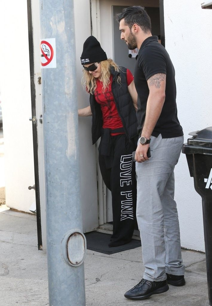 20140308-pictures-madonna-out-and-about-los-angeles-27