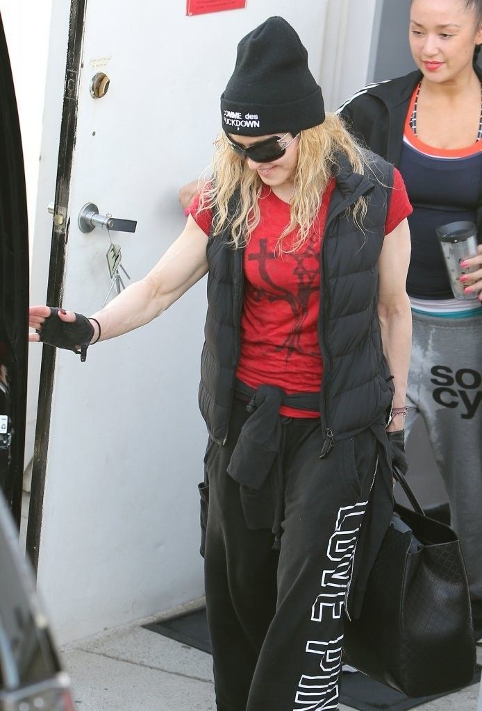 20140308-pictures-madonna-out-and-about-los-angeles-30