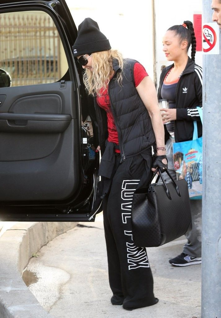 20140308-pictures-madonna-out-and-about-los-angeles-31