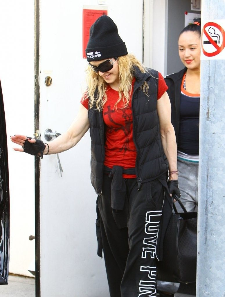 20140308-pictures-madonna-out-and-about-los-angeles-32