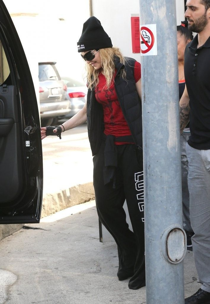 20140308-pictures-madonna-out-and-about-los-angeles-33