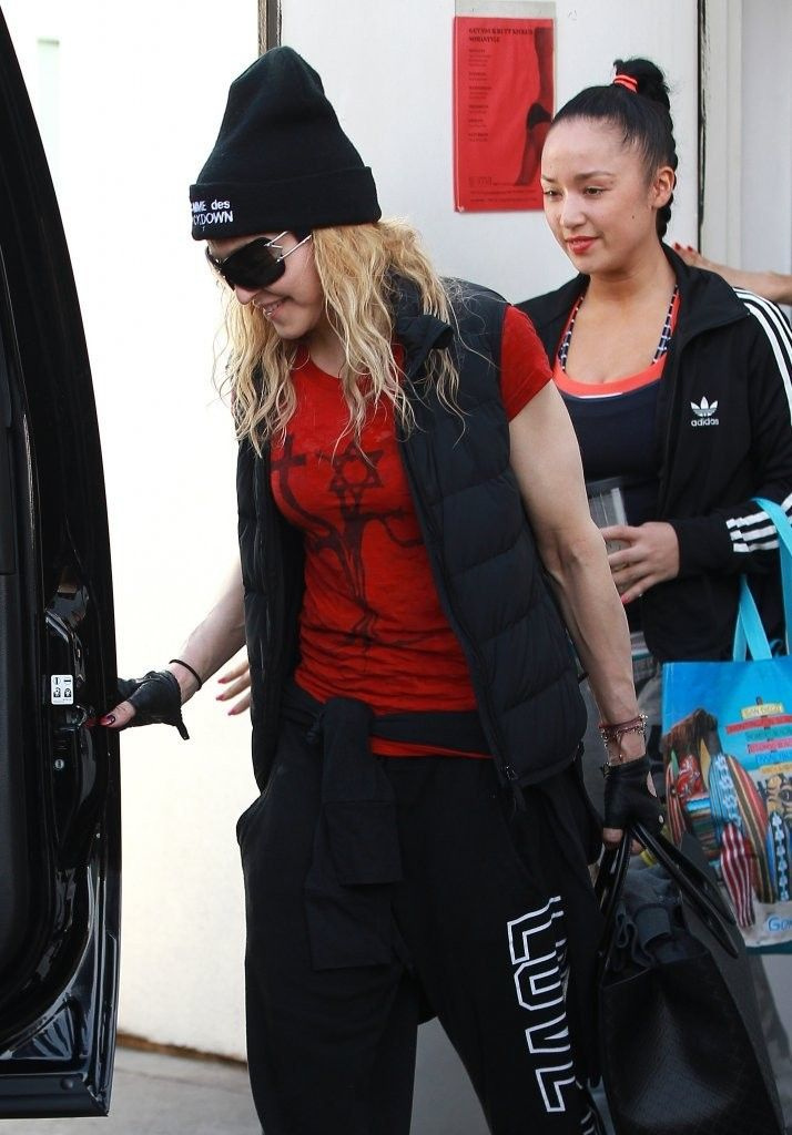 20140308-pictures-madonna-out-and-about-los-angeles-41