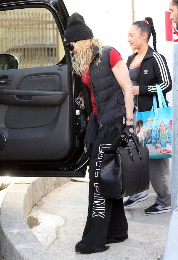 20140308-pictures-madonna-out-and-about-los-angeles-42