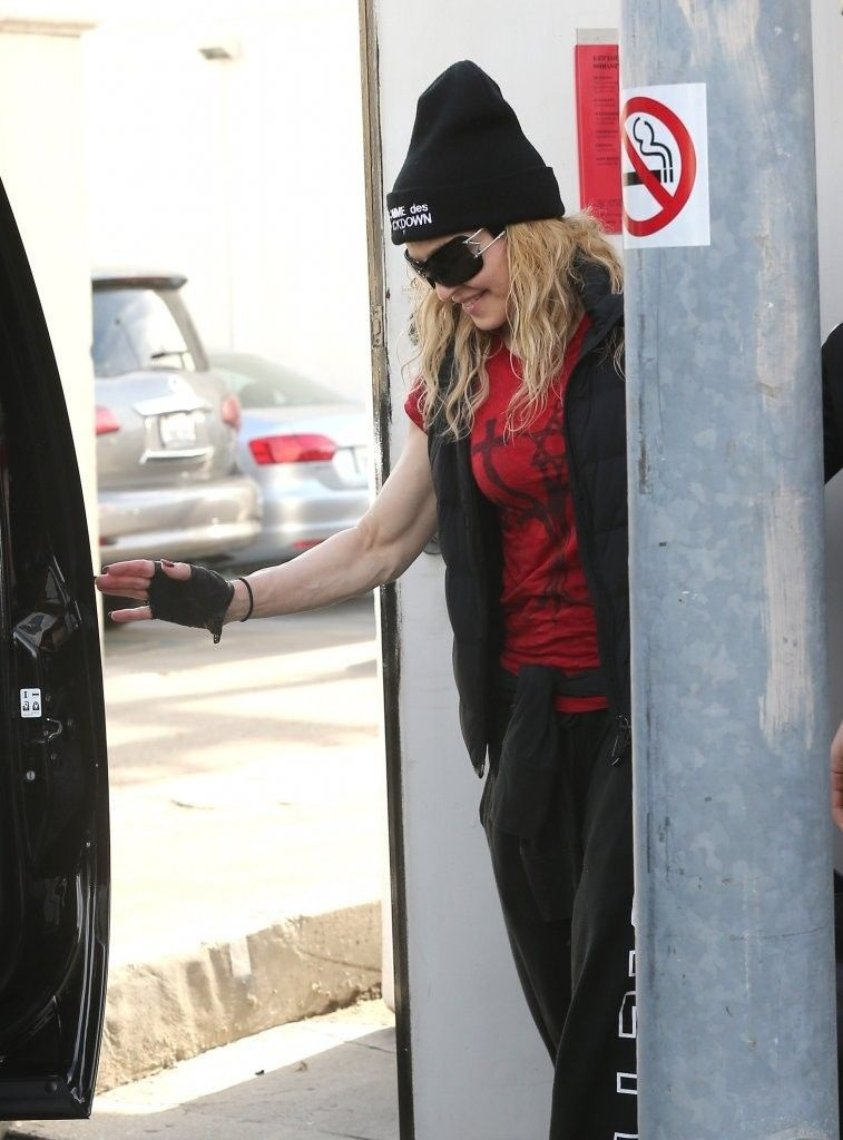 20140308-pictures-madonna-out-and-about-los-angeles-43