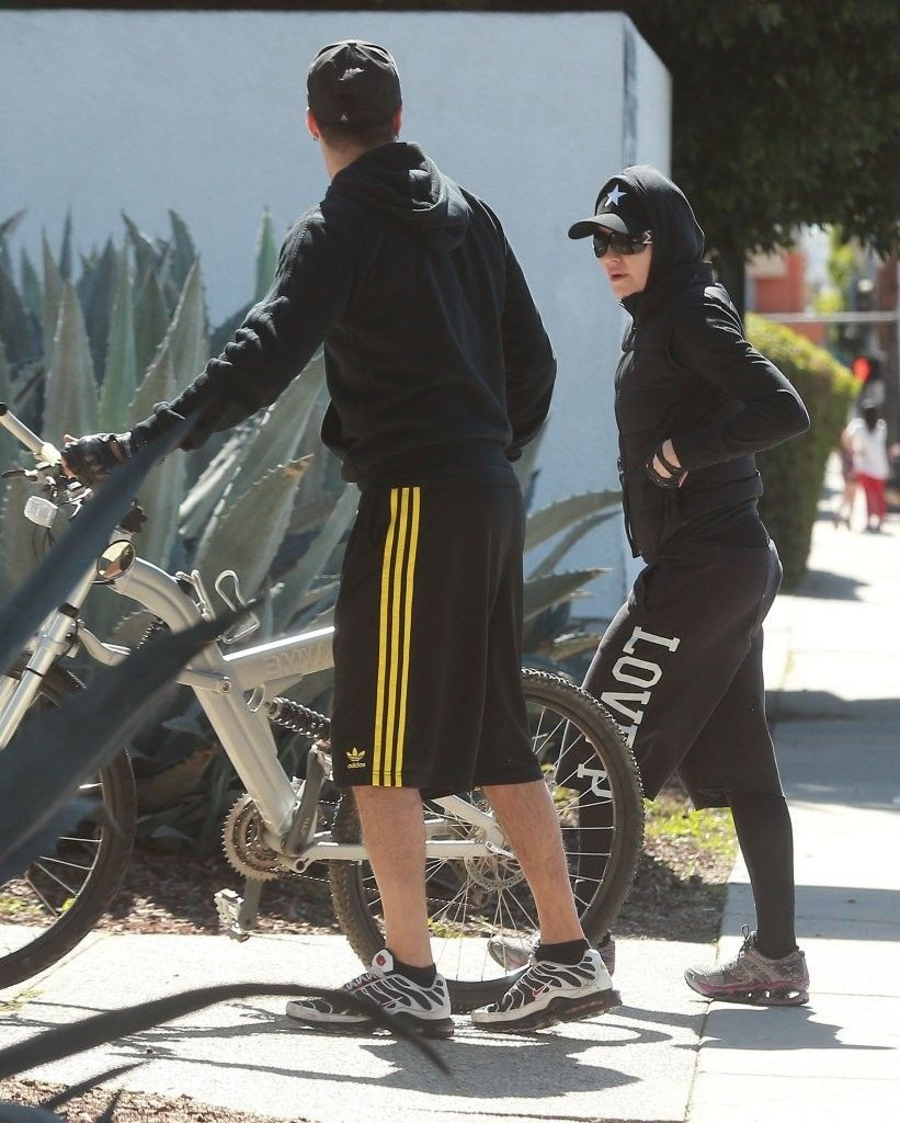 20140310-pictures-madonna-out-and-about-los-angeles-07