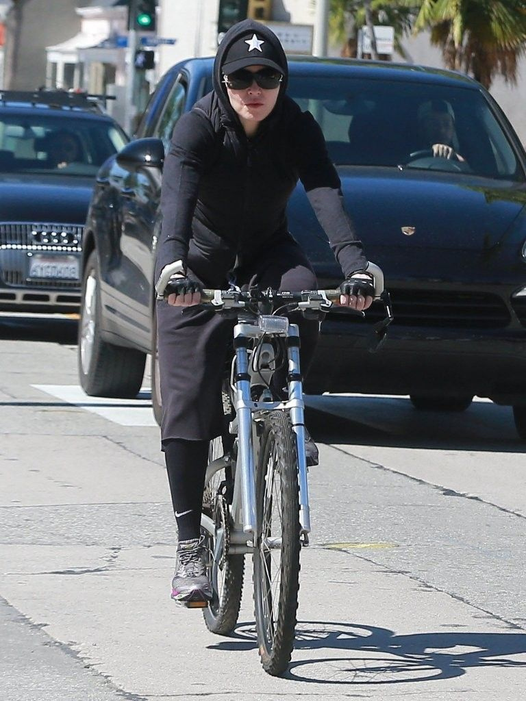 20140310-pictures-madonna-out-and-about-los-angeles-12